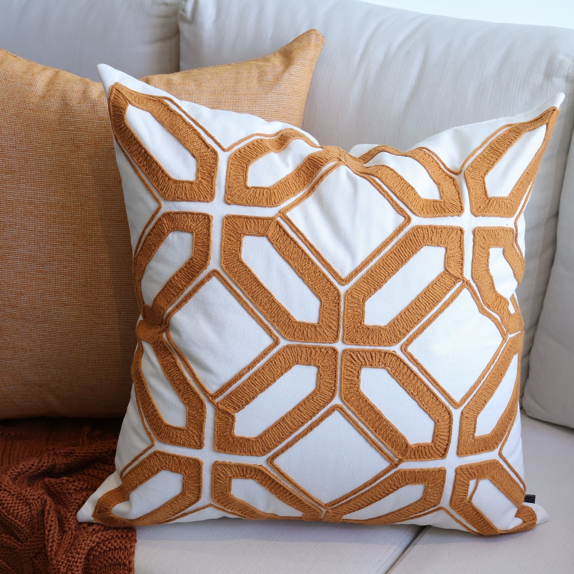 Almofada Souq Alto Relevo Bordado - Off White e Cobre - image 1