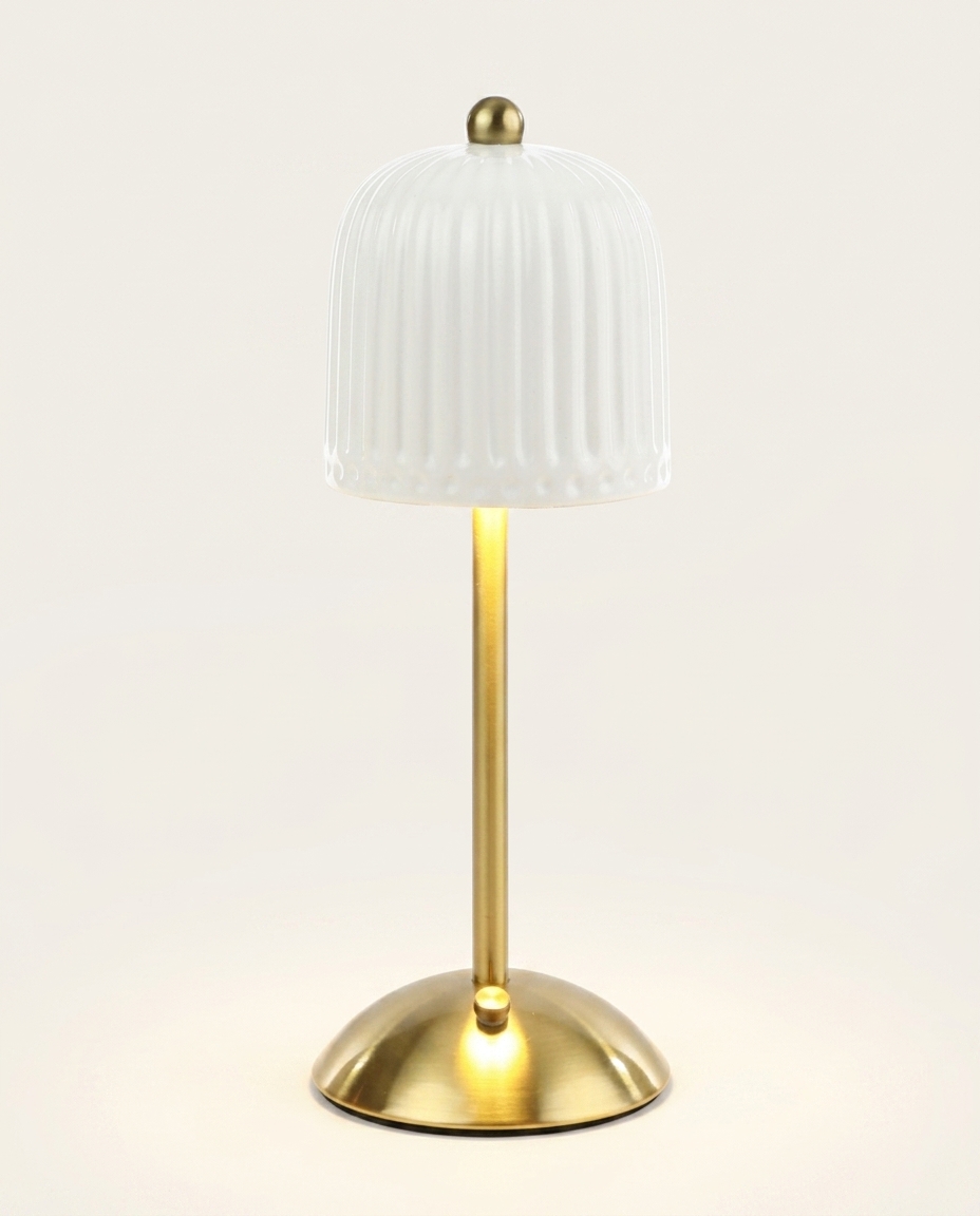 Lumin&aacute;ria de Mesa Rakin Dourado - image 1