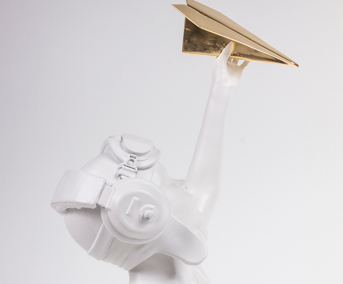 Escultura Leo&nbsp; Branco e Dourado - image 1