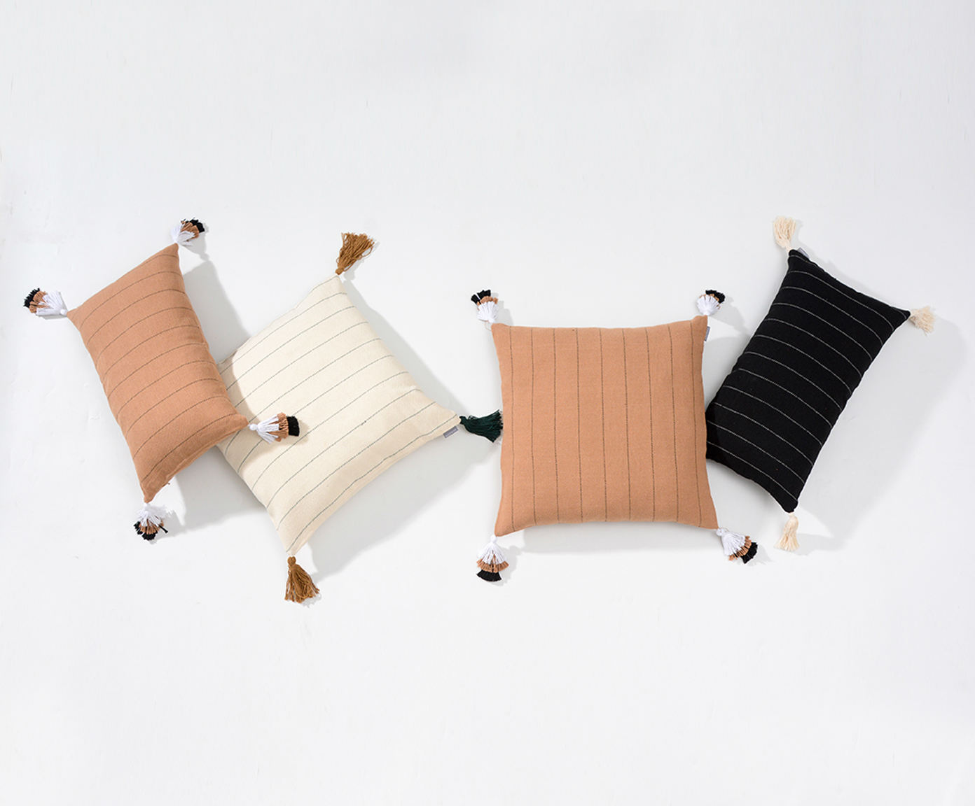 Capa de Almofada com Tassel Tribo Bege e Branca - image 1