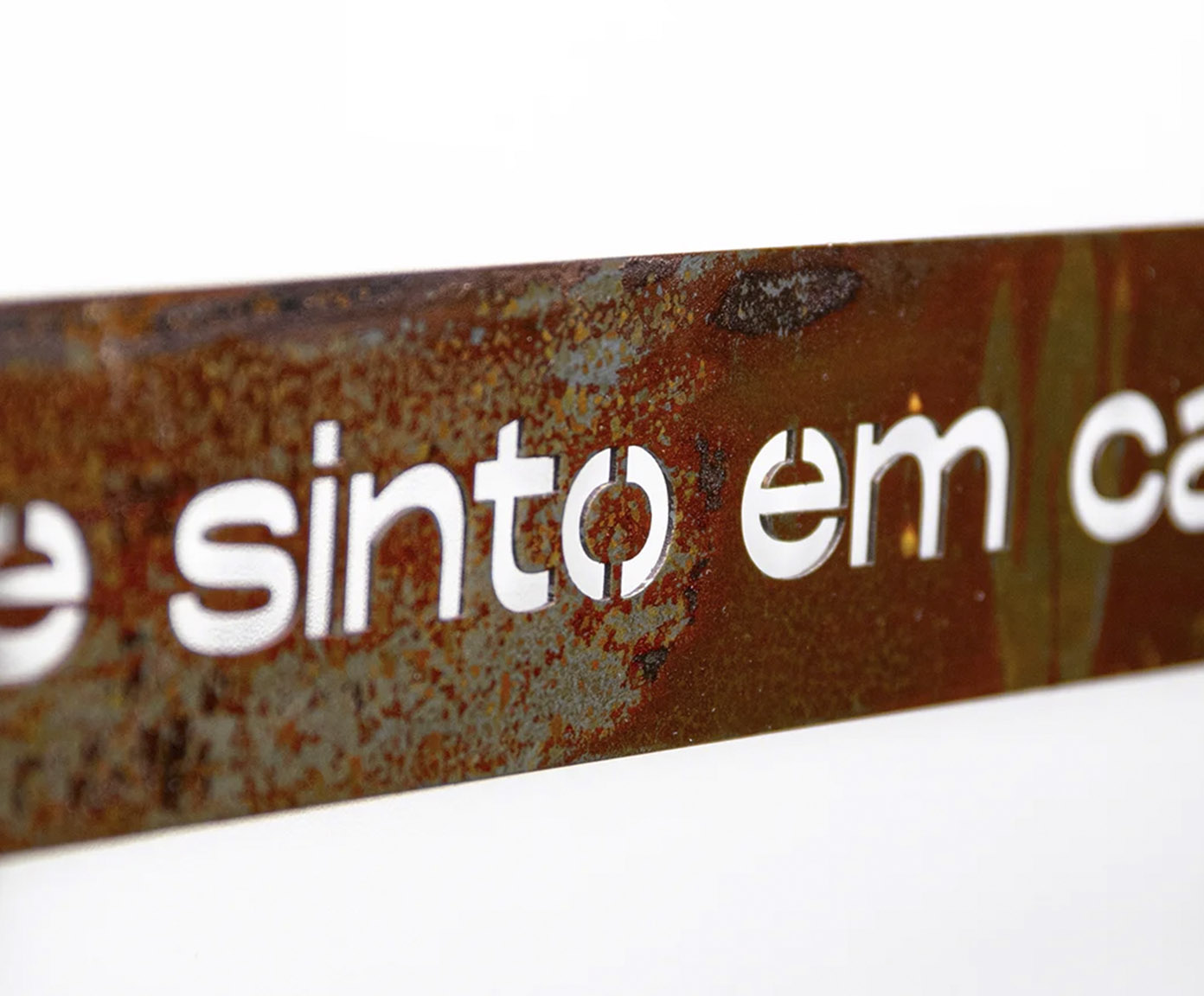 Frase de Ferro Rust "Com Voc&ecirc; Me Sinto em Casa" image number 2