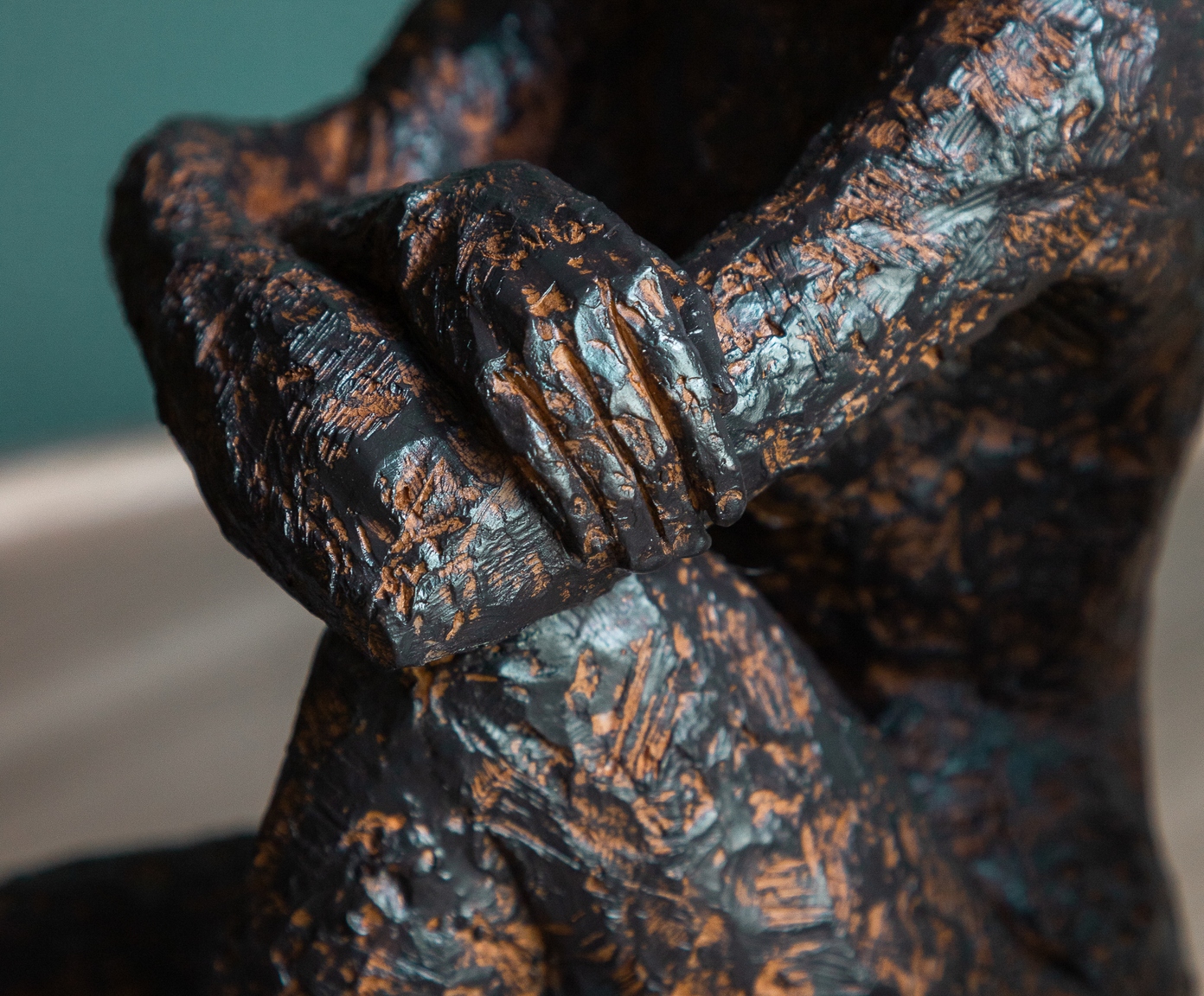 Escultura em Resina Mulher Sentada II Marrom - image 1