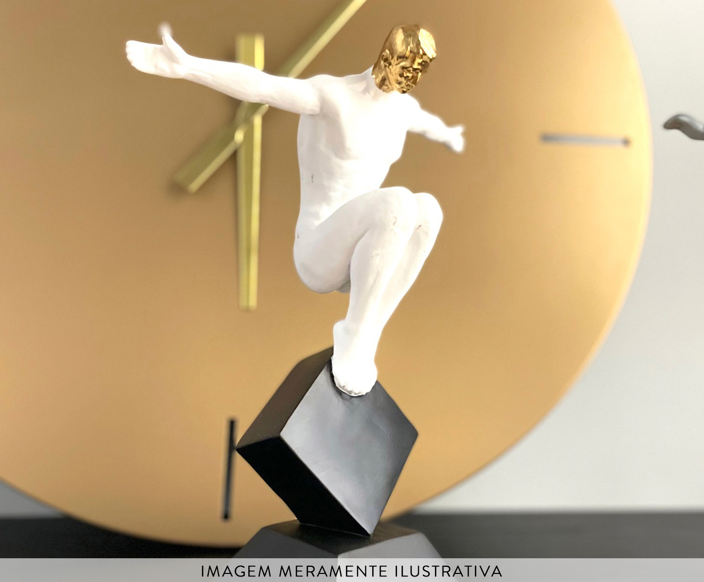 Escultura Homem na Base Branco e Preto image number 1