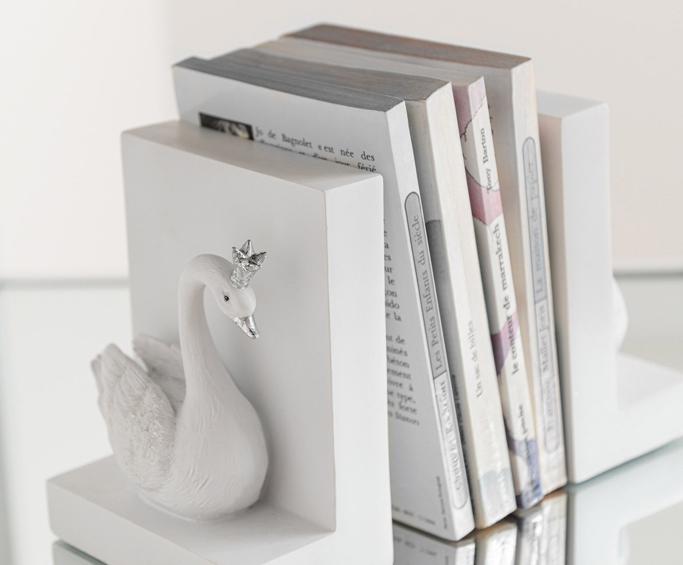 Aparador de Livros Cisne - image 1