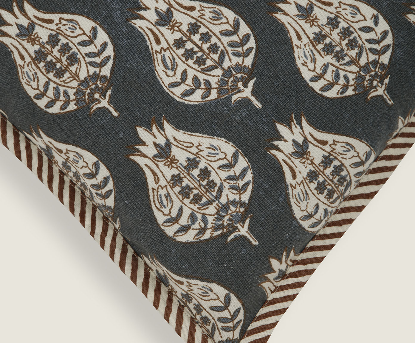 Capa de Almofada Medalh&atilde;o Blockprint Azul image number 1