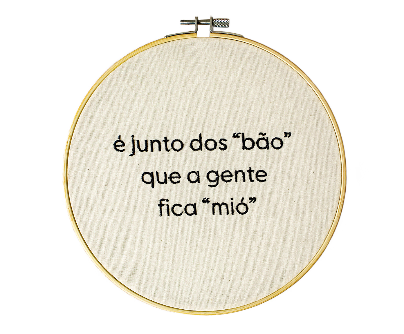 Bordado Decorativo "&Eacute; Junto dos B&atilde;o" image number 0
