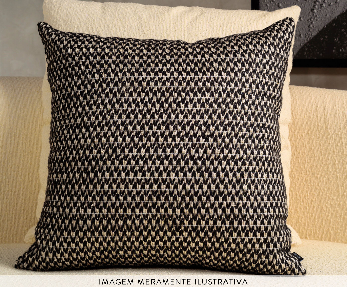 Almofada em Linho Bordada Zig Zag Quadrada - Preto e Cru - image 1