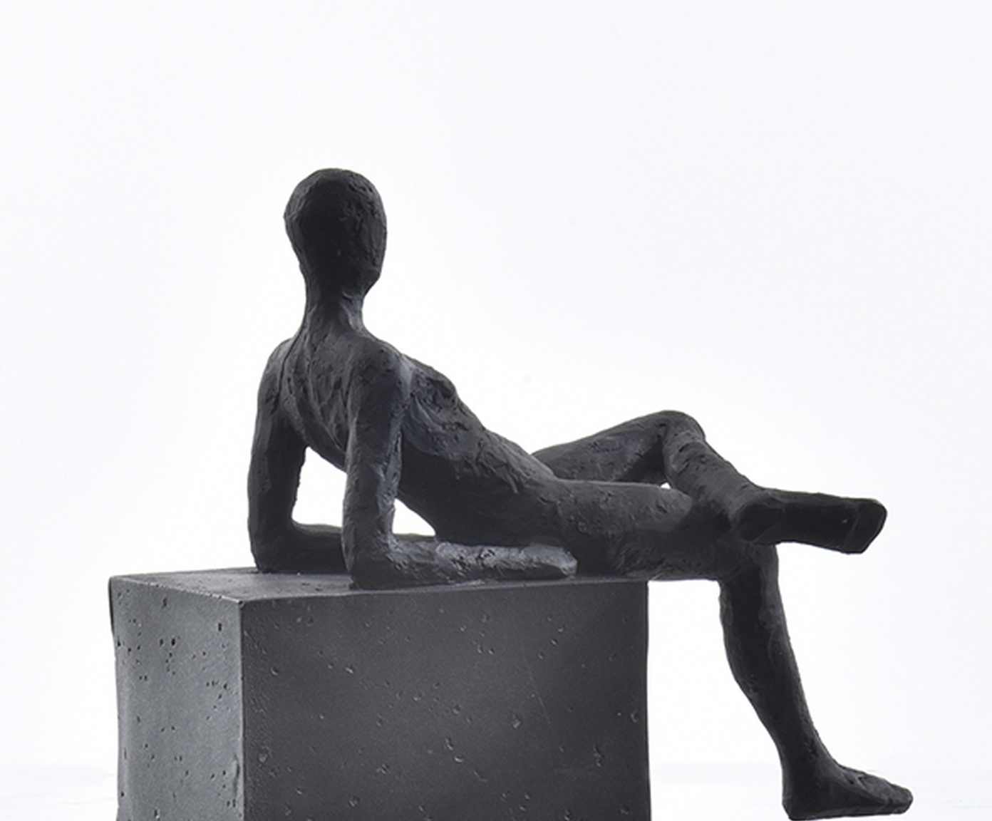 Escultura Homem Sentado Apoiado Preto image number 1